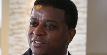 “É necessário haver pessoas negras nos espaços de poder para demonstrarem o quanto o racismo nos afeta, adoece, mata e limita” - Fundação Tide Setubal entrevista Marcelo Carvalho