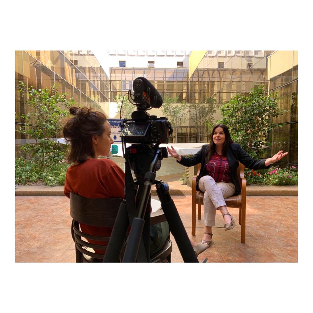 Entrevista de Beatriz Pedreira (de costas) com a deputada federal chilena Maya Allende.