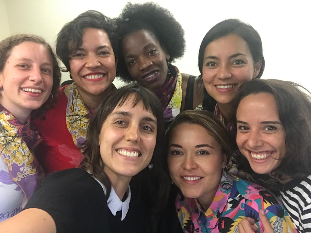 Beatriz Pedreira, com integrantes do movimento político Estamos Listas e a vereadora eleita pelo grupo Dora Cecilia Saldarriaga