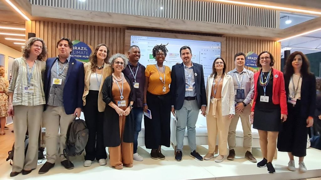 Há onze pessoas reunidas na foto - elas são representantes de organizações que assinaram Compromisso Internacional da Filantropia sobre Mudanças Climáticas após a COP27.