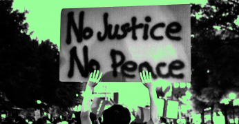 Montagem feita com base em uma foto de manifestação protagonizada por juventudes. Pode-se ler a mensagem "No justice, no peace" ("Sem justiça, sem paz", em tradução livre) em um cartaz segurado por um jovem.