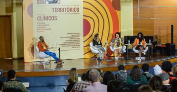 Imagem do auditório da EACH-USP durante o Seminário Territórios Clínicos. O evento promoveu debate sobre saúde mental.