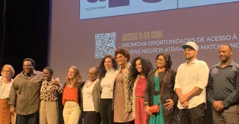 Imagem de participantes no palco do Itaú Cultural durante o evento Plataforma Alas em Debate, que marcou o lançamento da série "Trilhas coletivas pela equidade racial".