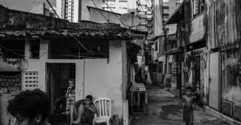 Imagem da Comunidade Campo do América, em Fortaleza (CE). A foto mostra crianças em um quintal dividido por diversas casas que compõem um aglomerado subnormal. A foto foi escolhida para ilustrar a nota sobre o Pacto Nacional pelo Combate às Desigualdades.