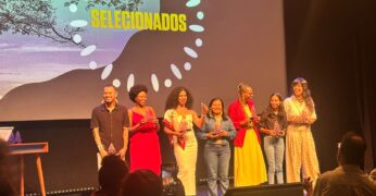 Pessoas selecionadas na categoria Pesquisas e estudos em andamento no palco do Itaú Cultural durante a premiação do Programa Ancestralidades de Valorização à Pesquisa 2024.