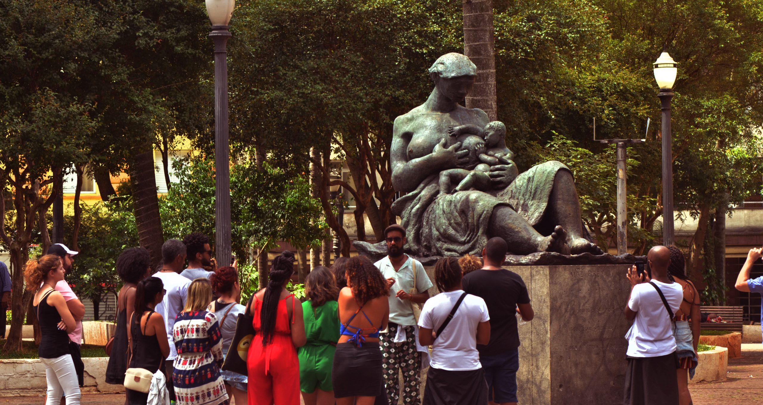 Imagem de passeio do Projeto Turístico Guia Negro em frente à Estátua da Mãe Preta, no Centro de São Paulo