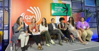 Imagem da participação do GT de Juventude do Jardim Lapena na mesa 'Periferias em ação: Lidando com a complexidade da atuação em contextos urbanos de vulnerabilidade', do G20 Social.