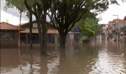 Imagem de reportagem do SP1, da TV Globo, sobre as fortes chuvas de fevereiro de 2025. A imagem ilustra a nota com pedido de ajuda para moradores do Jardim Lapena.