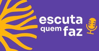 Logo do podcast Escuta Quem Faz. A imagem tem predominância da cor roxa. Há, à esquerda, padrão visual que representa troncos de uma árvore, em lembrança à Coalizão de Mídias Periféricas. O título do podcast aparece na cor branca, ao centro, e há o ícone amarelo de um microfone no canto inferior direito.