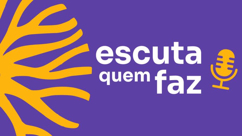 Logo do podcast Escuta Quem Faz. A imagem tem predominância da cor roxa. Há, à esquerda, padrão visual que representa troncos de uma árvore, em lembrança à Coalizão de Mídias Periféricas. O título do podcast aparece na cor branca, ao centro, e há o ícone amarelo de um microfone no canto inferior direito.
