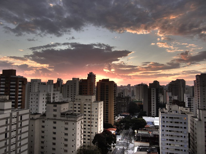 Imagem panorâmica da região central de São Paulo. É possível ver o céu no fim de uma tarde e, mais abaixo, o horizonte composto por prédios. A foto ilustra o texto sobre a iniciativa Territórios Clínicos Mapeamento.