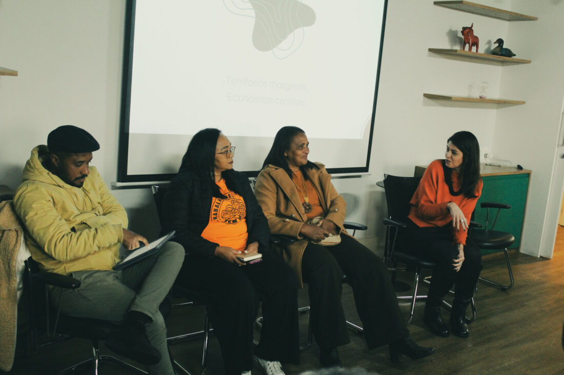 Imagem do primeiro dia do 1° Fórum de Desenvolvimento Econômico da Fundação Tide Setubal. Aparecem sentados, da esquerda para a direita, Márcio Farias, Gilvânia Gonçalves, Vilma Martins e Mariana Almeida.