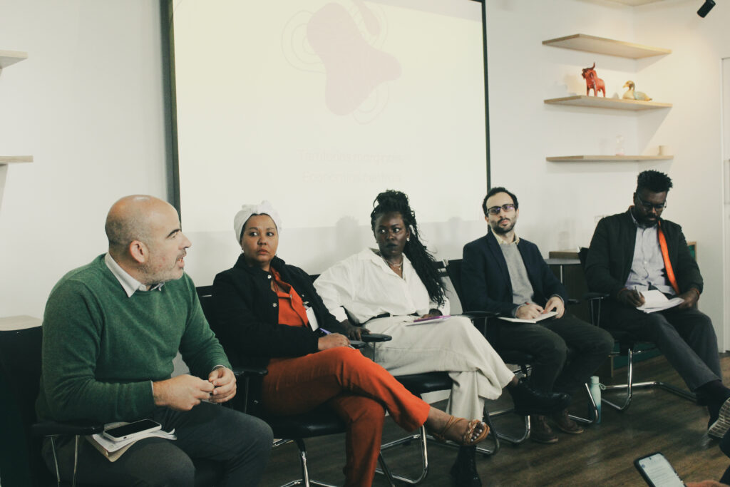 Participantes do 1° Fórum de Desenvolvimento Econômico Periférico. Da esquerda para a direita: Demétrio Toledo, Kelly Cristiane de Souza, Kenia Cardoso, Vahid Vahdat e Marcos Lima.