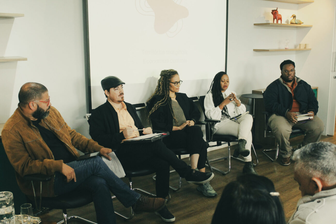 Imagem da mesa 'Consumo de luxo nas periferias'. Aparecem da esquerda para a direita: Marcelo Ribeiro, Tiaraju Pablo D'Andrea, Lidiane da Silva, Adriana Barbosa e Uvanderson Silva.