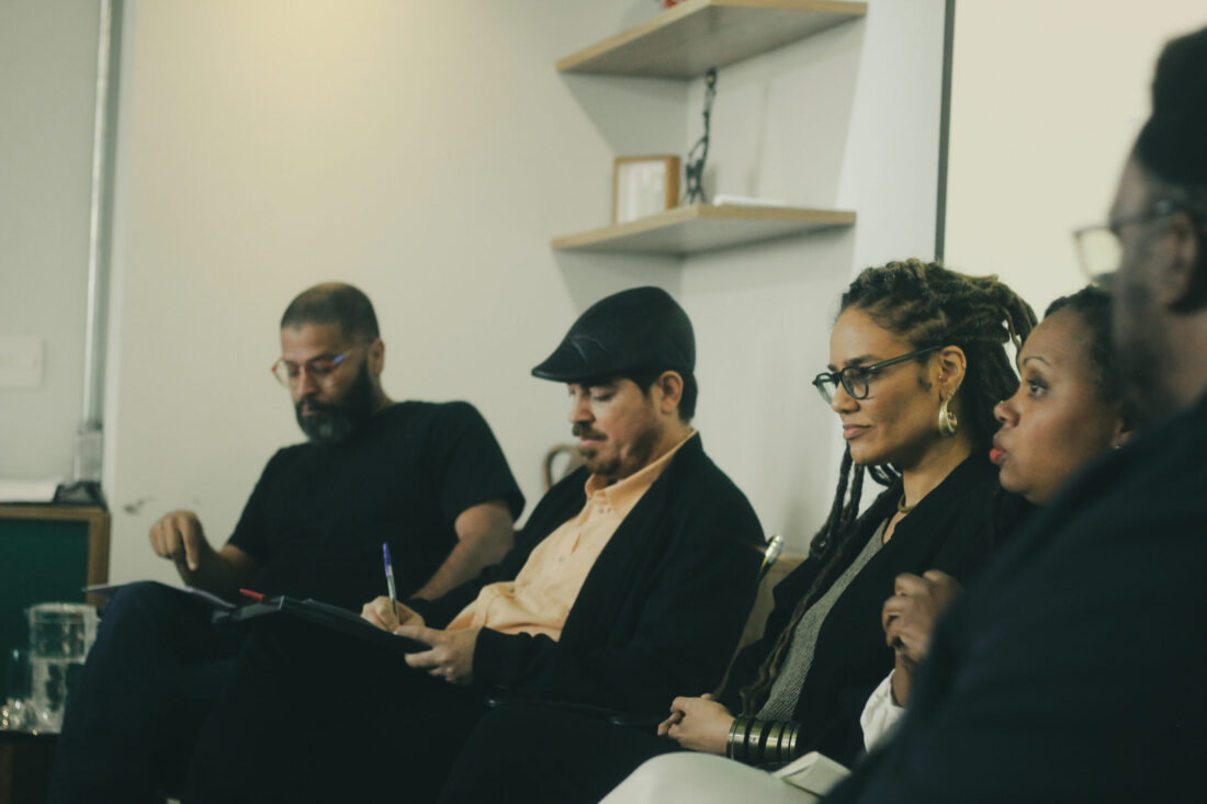 Imagem da mesa 'Consumo de luxo nas periferias'. Aparecem da esquerda para a direita: Marcelo Ribeiro, Tiaraju Pablo D'Andrea, Lidiane da Silva, Adriana Barbosa e Uvanderson Silva.