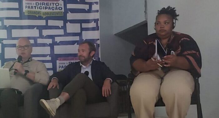 Imagem de Mauricélia Martins durante mediação de uma das mesas do Imagem do palco do Galpão ZL, onde aconteceu o 1° Congresso Internacional sobre o Direito à Participação de Crianças e Adolescentes.