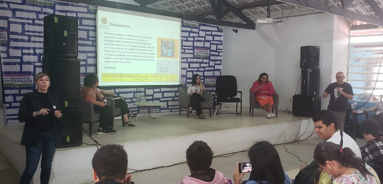 Imagem do palco do Galpão ZL, onde aconteceu o 1° Congresso Internacional sobre o Direito à Participação de Crianças e Adolescentes.