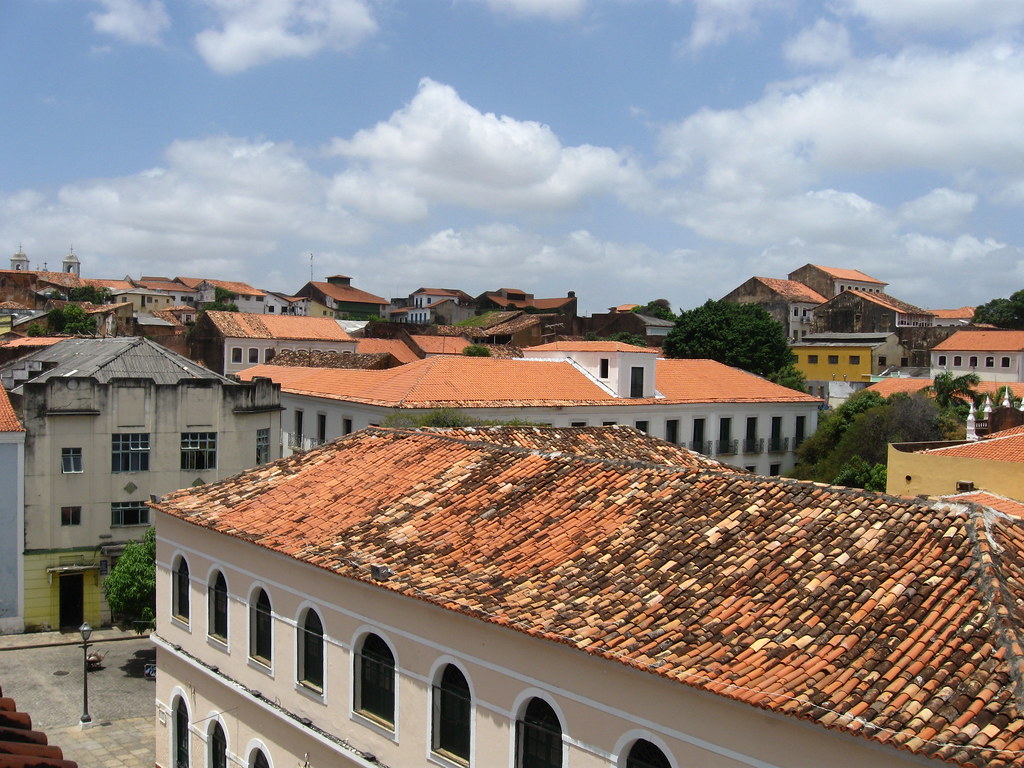 Imagem aérea de casas no centro histórico de São Luís, capital maranhense. A foto ilustra a reportagem sobre o Plano Plurianual 2026-2029 da Prefeitura de São Luís.