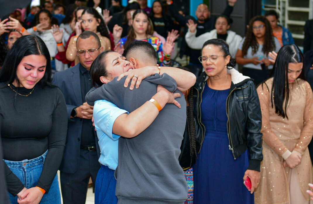 Imagem de pessoas durante celebração religiosa que faz parte do Aviva Lapenna, no Galpão ZL.