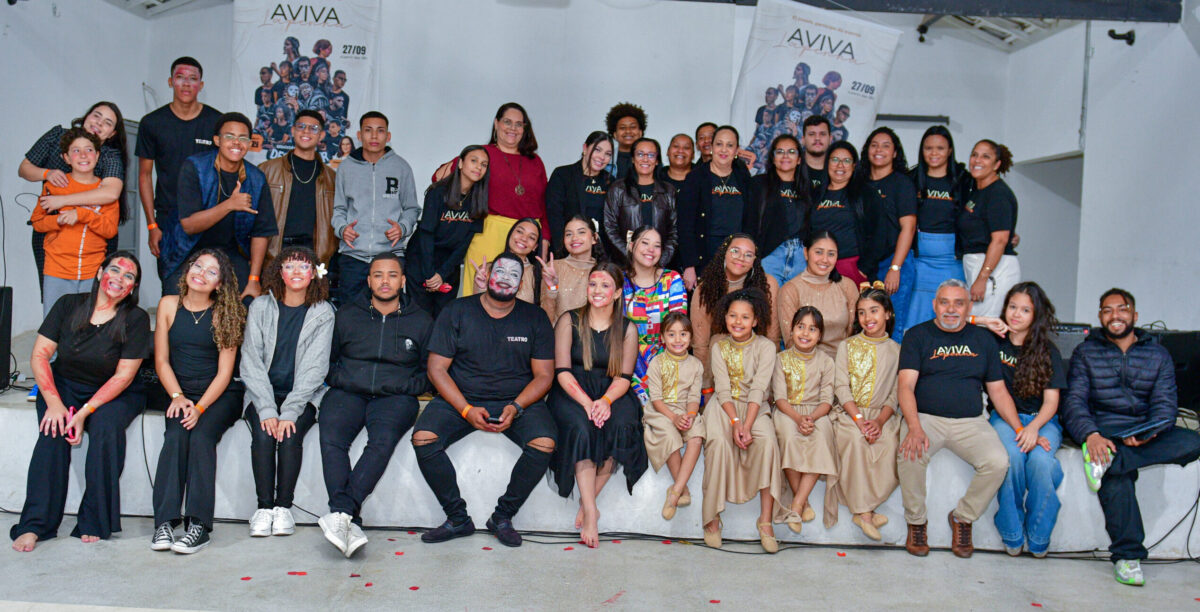 Imagem de pessoas da organização e público após a realização do evento do Aviva Lapenna em 27 de setembro de 2025.