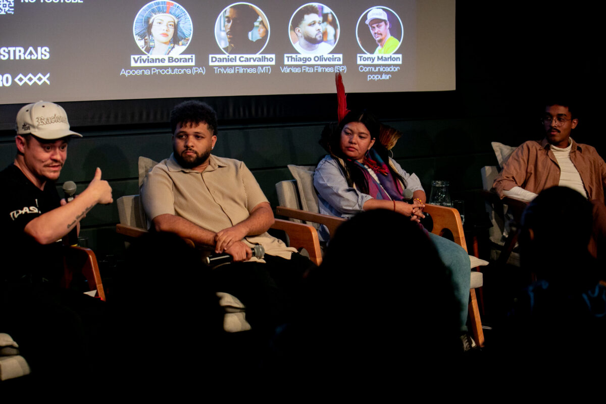Tony Marlon, Thiago Oliveira, Viviane Borari e Daniel Carvalho interagem com o público.