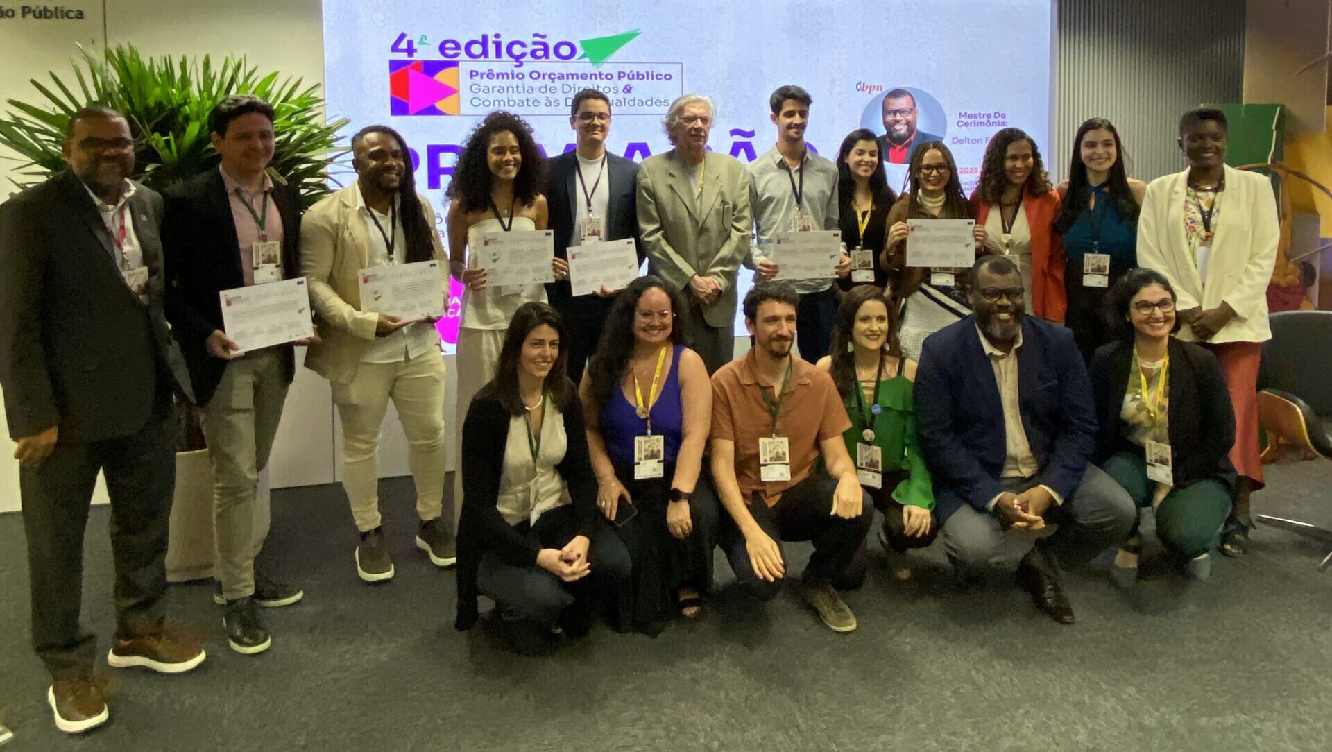 Pessoas da organização e convidadas à Mesa de diálogo durante a cerimônia do IV Prêmio Orçamento Público, Garantia de Direitos e Combate às Desigualdades,