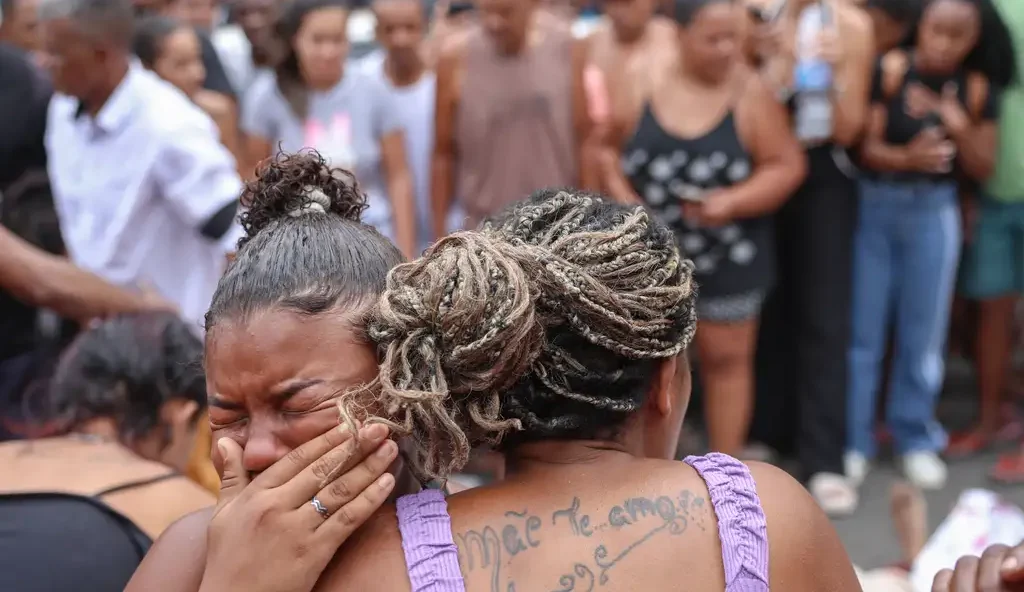 Imagem de moradores e familiares de pessoas executadas em ação da PMRJ realizada em 28 de outubro, nos complexos da Penha e do Alemão, no Rio de Janeiro.