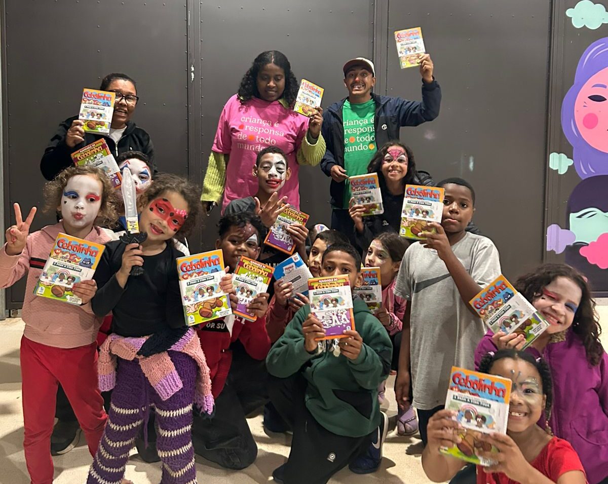 Imagem de crianças do Jardim Lapena durante distribuição dos kits da campanha 'Contar Histórias na Primeira Infância é Para a Vida Toda'.