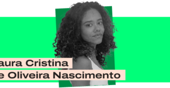 Ilustração com a imagem de Laura Cristina de Oliveira Nascimento. Ela aparece ao centro - a foto está em preto e branco e ela aparece de perfil, com cabelos cacheados e blusinha branca. A foto dela está à frente de um fundo verde - e pode-se ver também, nas laterais, uma barra horizontal em tonalidade mais clara de verde.