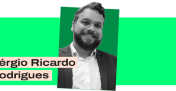 Trata-se de ilustração com a foto de Sérgio Ricardo Rodrigues. Ele aparece em preto e branco, ao centro. Sérgio tem cabelo curto, barba e usa camisa branca e terno preto. A foto de Sérgio está à frente de um fundo verde e podem-se ver, ao lado, imagens laterais em tonalidade mais clara de verde.