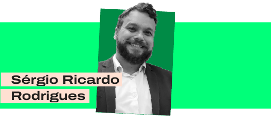 Trata-se de ilustração com a foto de Sérgio Ricardo Rodrigues. Ele aparece em preto e branco, ao centro. Sérgio tem cabelo curto, barba e usa camisa branca e terno preto. A foto de Sérgio está à frente de um fundo verde e podem-se ver, ao lado, imagens laterais em tonalidade mais clara de verde.
