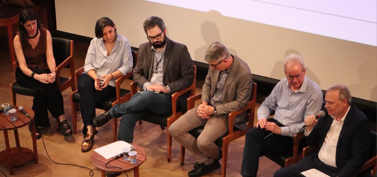 Imagem da solenidade do III Desafio Gasto Público Tem Endereço. Aparecem, da esquerda, para a direita: - Mariana Almeida, diretora-executiva da Fundação Tide Setubal; - Tamires Carla de Oliveira, chefe de Gabinete da Secretaria Municipal do Verde e do Meio Ambiente; - Samuel Ralize de Godoy, secretário-adjunto Municipal de Educação; - Clodoaldo Pelizzoni, secretário Municipal de Planejamento e Eficiência; - Celso Jorge Caldeira, secretário Municipal de Mobilidade Urbana e Transporte; - Armando Luis Palmieri, secretário-executivo de Gestão Administrativa da Secretaria Municipal da Saúde.