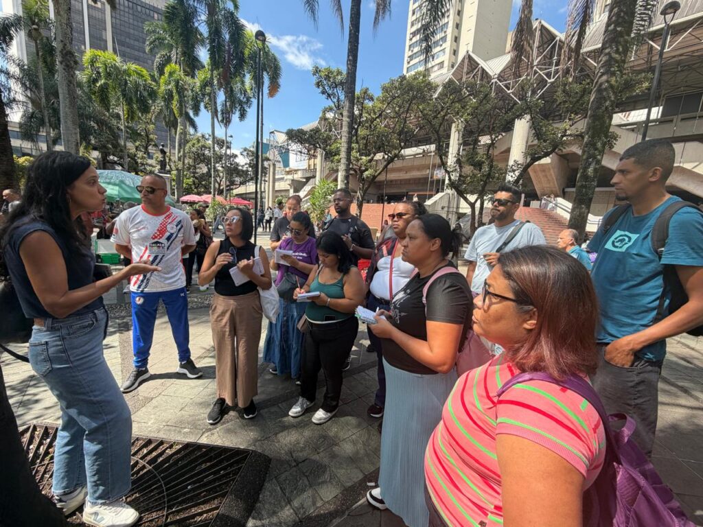 Imagem de grupo de pessoas durante visita guiada a um espaço turístico de Medellín.