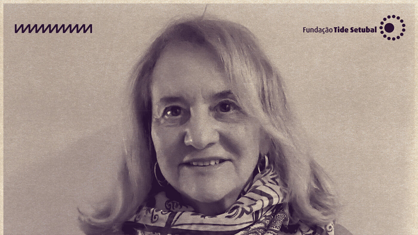 Imagem de Jacqueline Pitanguy. Ela é uma mulher branca, que tem cabelos loiros e usa uma echarpe. A foto tem filtro na cor roxa e os logos da Rádio Novelo e da Fundação Tide Setubal.