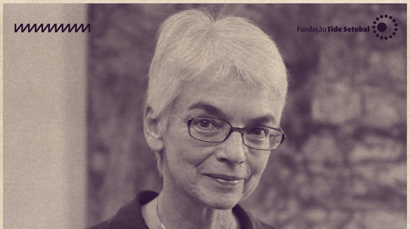 Imagem de Maria Malta Campos. Ela é uma mulher branca, que tem cabelos curtos brancos. A foto tem filtro na cor roxa e os logos da Rádio Novelo e da Fundação Tide Setubal.