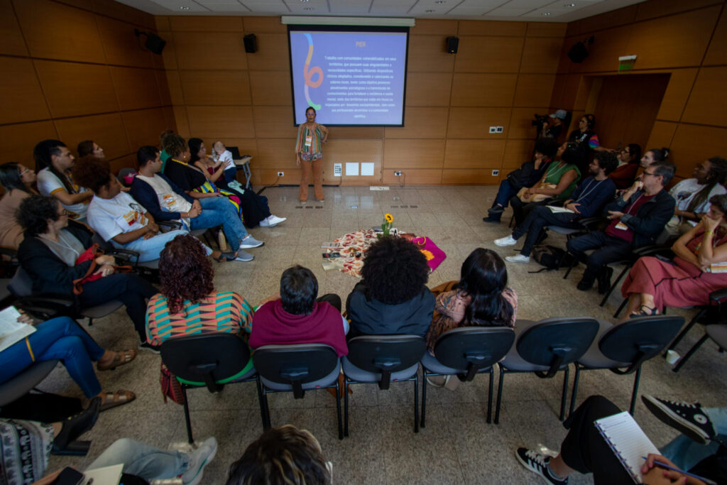 Imagem de pessoas reunidas em uma sala. Elas participam de uma das oficinas do Seminário Territórios Clínicos - Segunda Edição.
