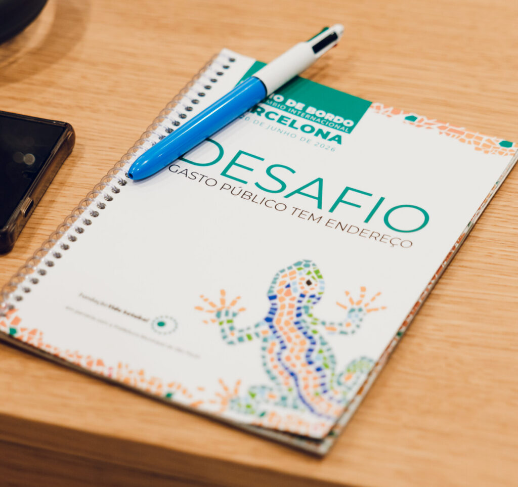 O material encadernado trata-se de documento relativo à conexão entre o Desafio Gasto Público Tem Endereço e o intercâmbio em Barcelona.