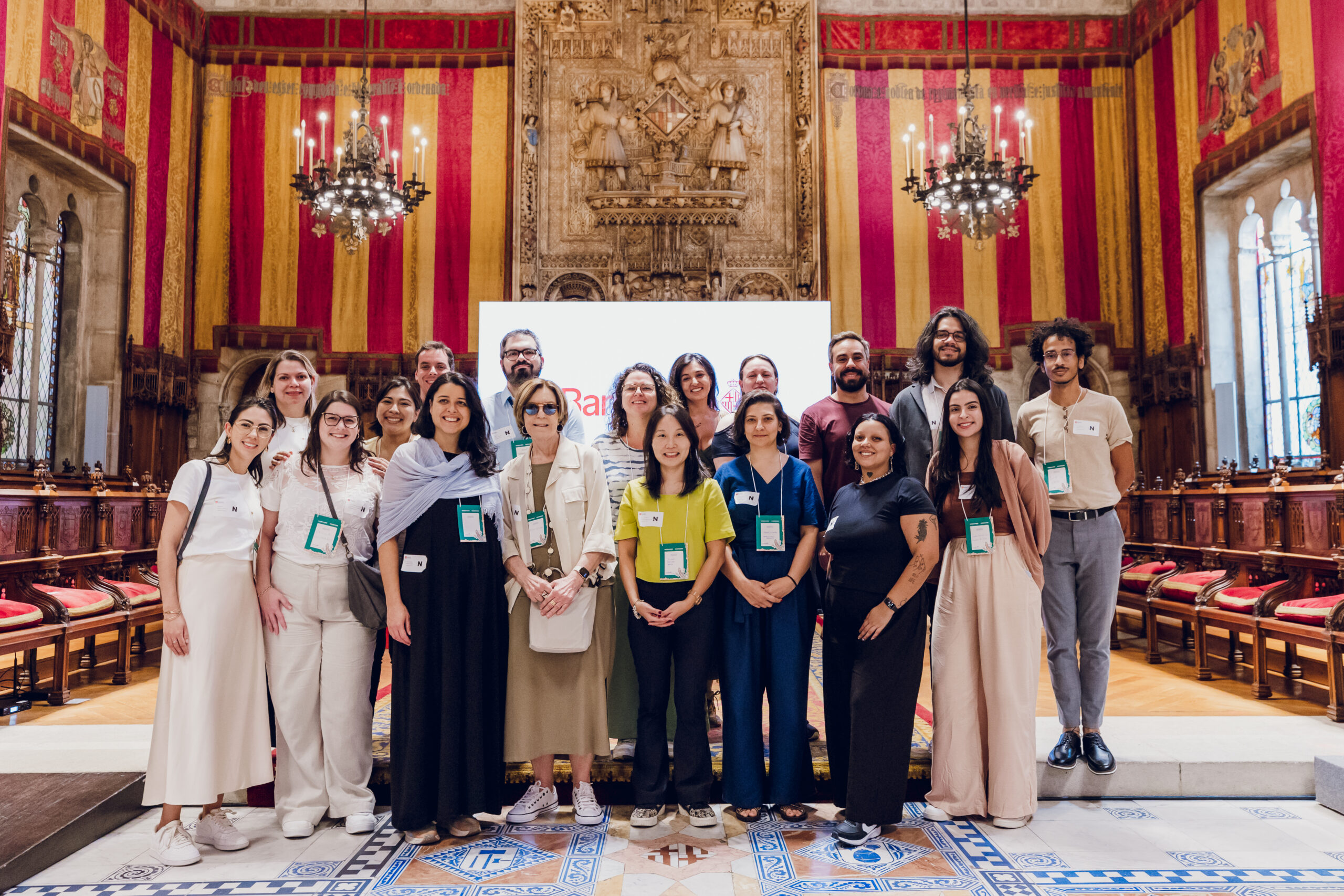 Imagem da comitiva que participou da viagem para o intercâmbio em Barcelona. O grupo é composto por 18 pessoas fo funcionalismo público da Prefeitura de São Paulo e integrantes da Fundação Tide Setubal.