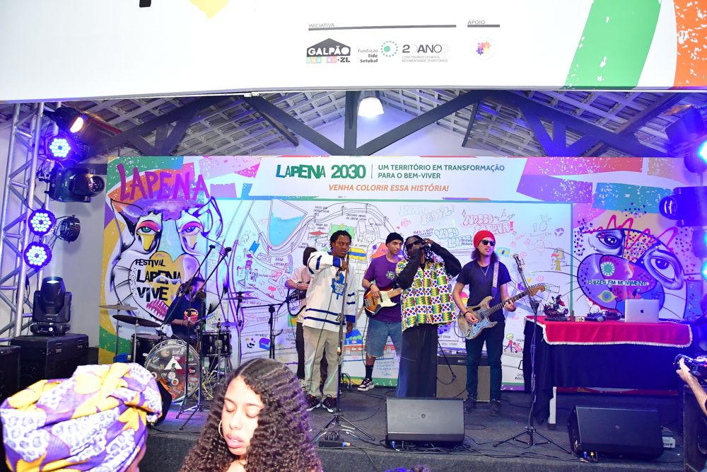 Apresentação musical no Festival Lapena Vive. Artistas realizam um show no palco do Galpão Zl.