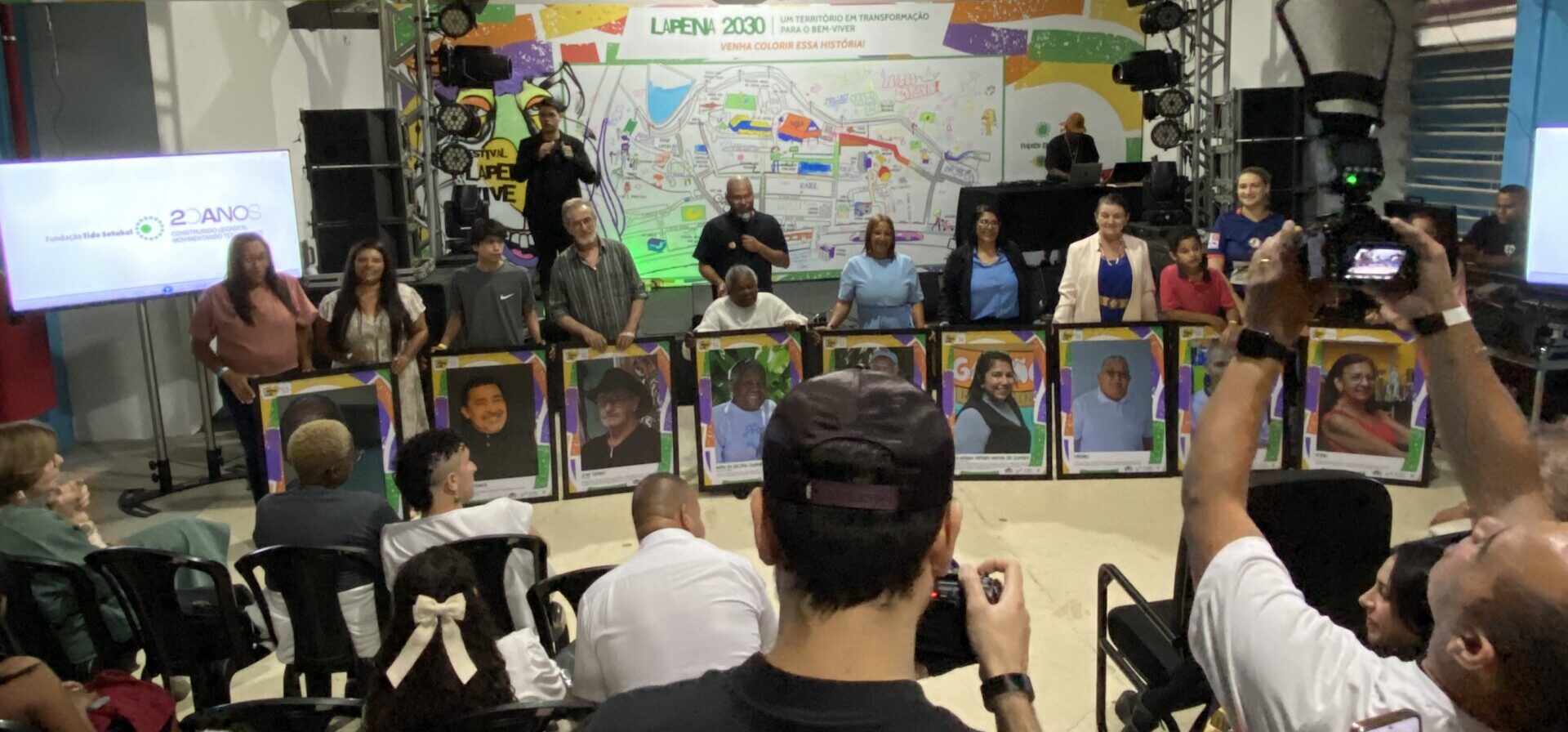Imagens de lideranças históricas do Jardim Lapena no palco do Galpão ZL, Todas elas foram homenageadas durante o Festival Lapena Vive e cada uma ganhou uma moldura com uma foto dela.