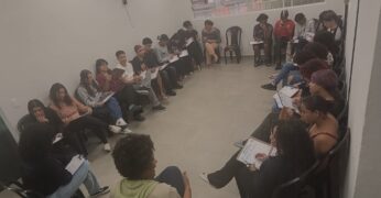 Imagem das e dos adolescentes participantes do Projeto Asas + Espaço Jovem durante um dos encontros da iniciativa.