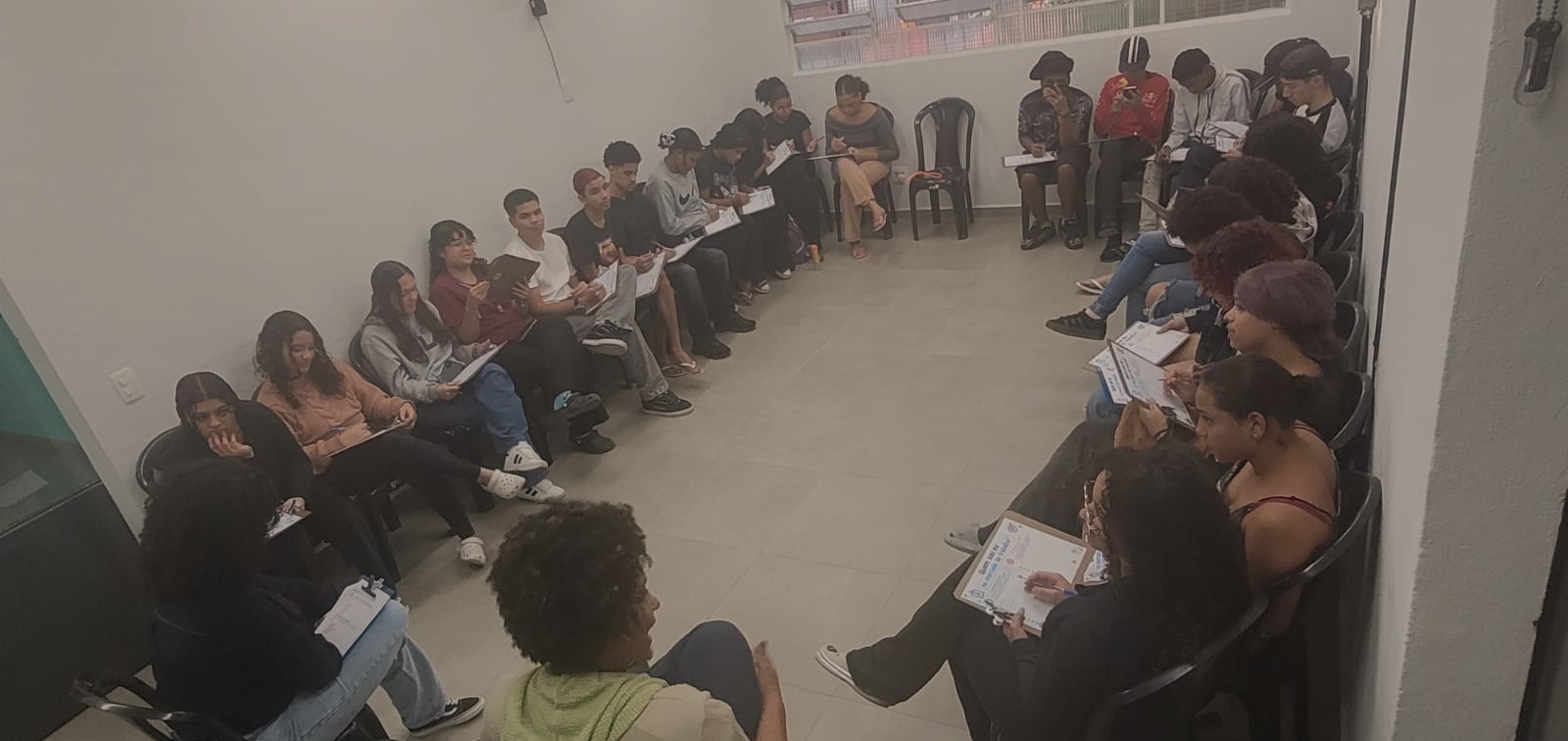 Imagem das e dos adolescentes participantes do Projeto Asas + Espaço Jovem durante um dos encontros da iniciativa.