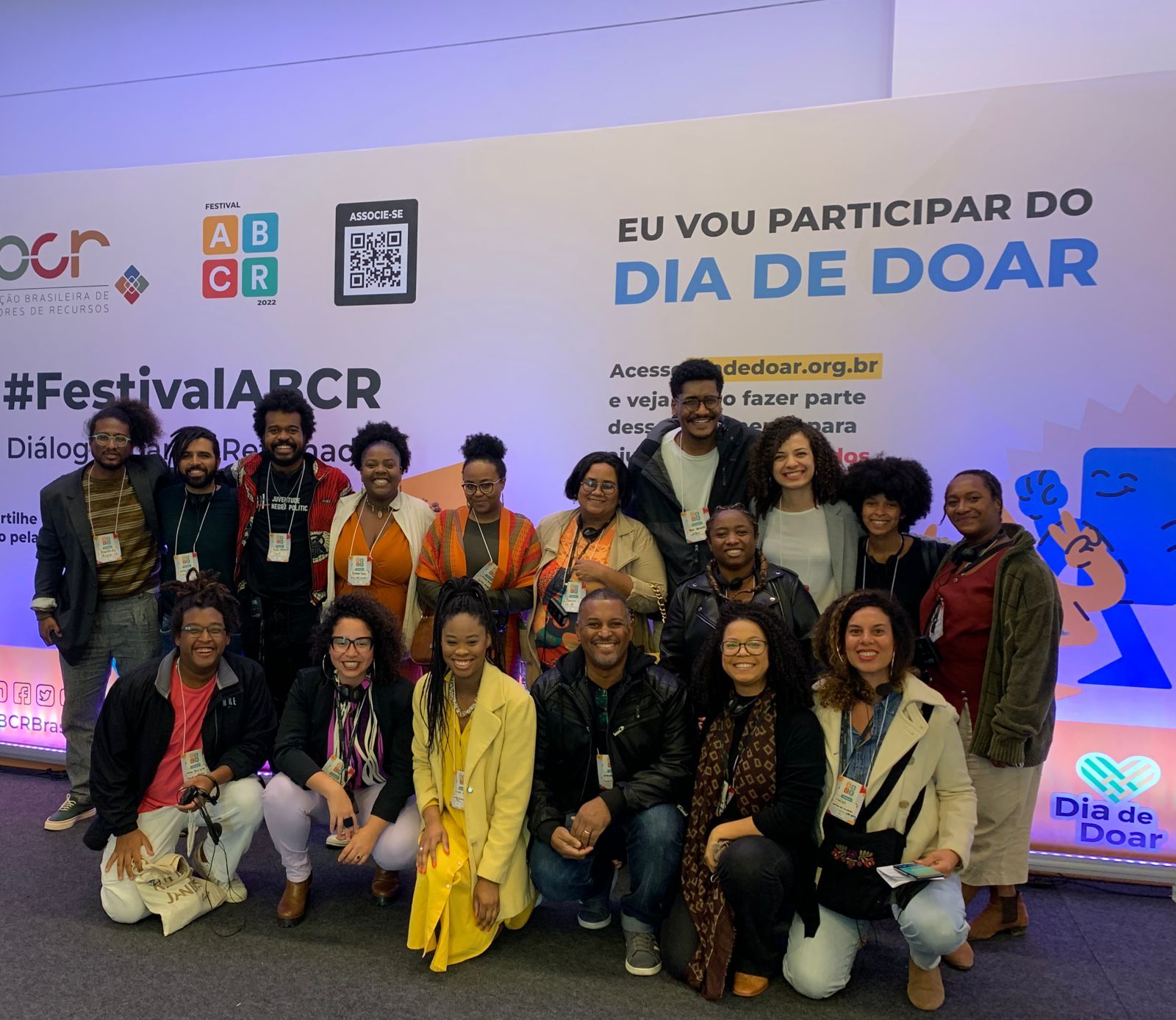 Imagem do Festival ABCR. Há 17 pessoas na foto, que ilustra o texto sobre fomento a organizações negras.