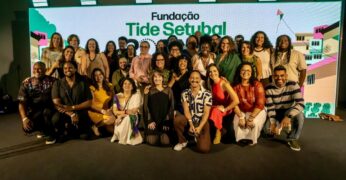 Imagem da equipe da Fundação Tide Setubal reunida durante o evento de comemoração dos 20 anos da instituição.