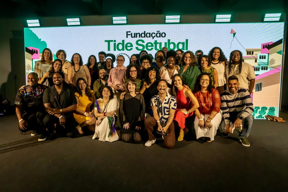 Imagem da equipe da Fundação Tide Setubal reunida durante o evento de comemoração dos 20 anos da instituição.